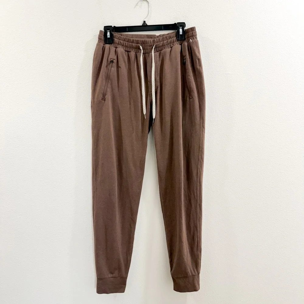 Vuori Men Ponto Performance Jogger Sweatpants Athleisure Pockets Tan Brown M